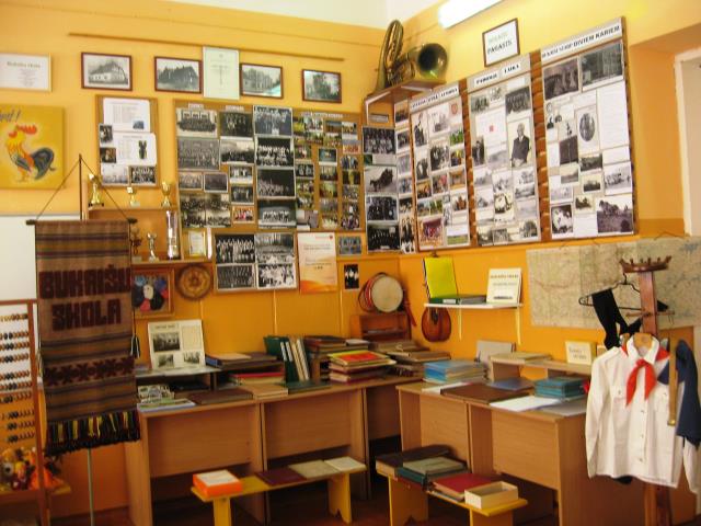 Foto no Bukaišu slēgtās skolas ekspozīcijas par Bukaišu vēsturi. Krājumu veido Skaidrīte Urbāne ar Vides pulciņa un pagasta iedzīvotāju palīdzību
